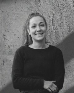 Portrait de Cloé Fabre, fondatrice de Kourb Studio, Creative Designer à Lyon.