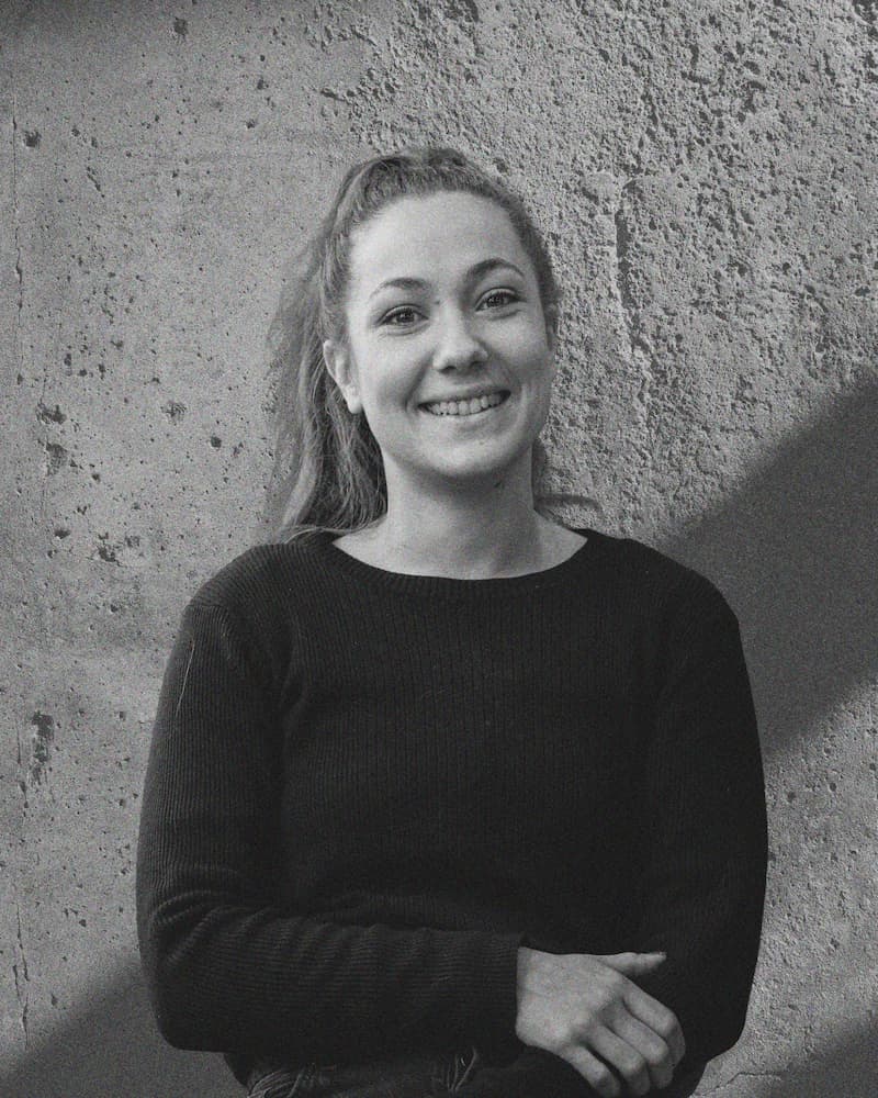 Portrait de Cloé Fabre, fondatrice de Kourb Studio, Creative Designer à Lyon.