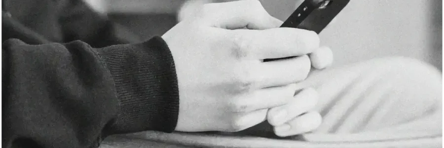 Personne tenant un smartphone en position assise